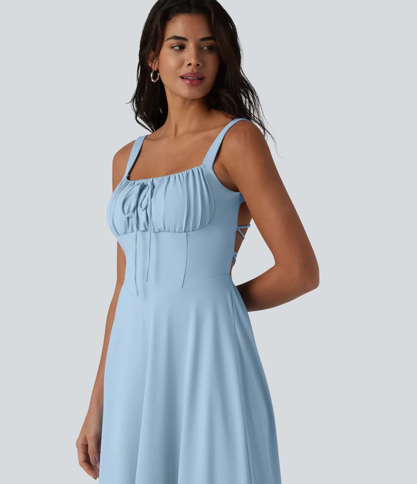 Vestido midi sin mangas, fruncido, con escote cuadrado, sostén integrado y diseño de espalda cruzada