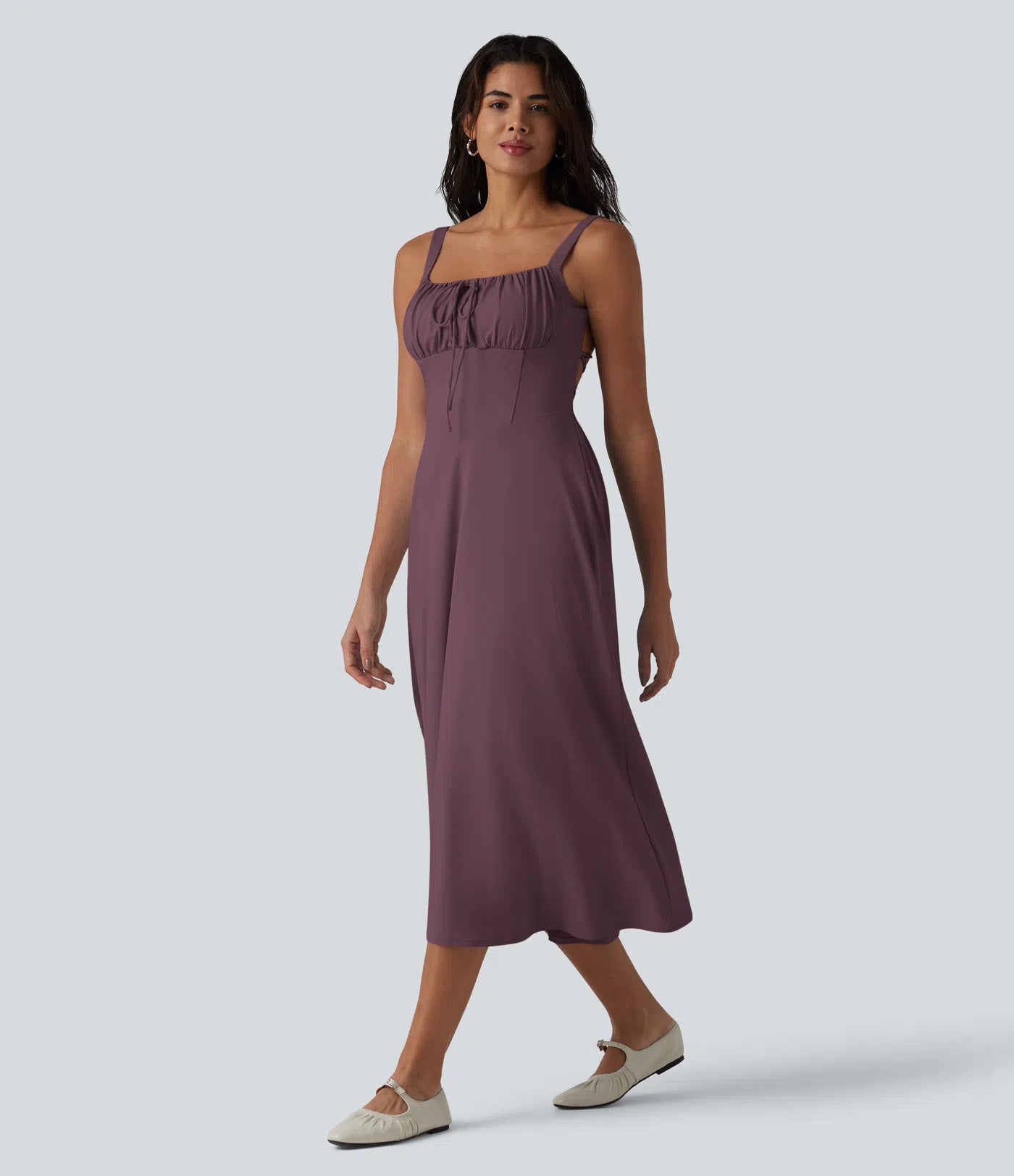 Vestido midi sin mangas, fruncido, con escote cuadrado, sostén integrado y diseño de espalda cruzada