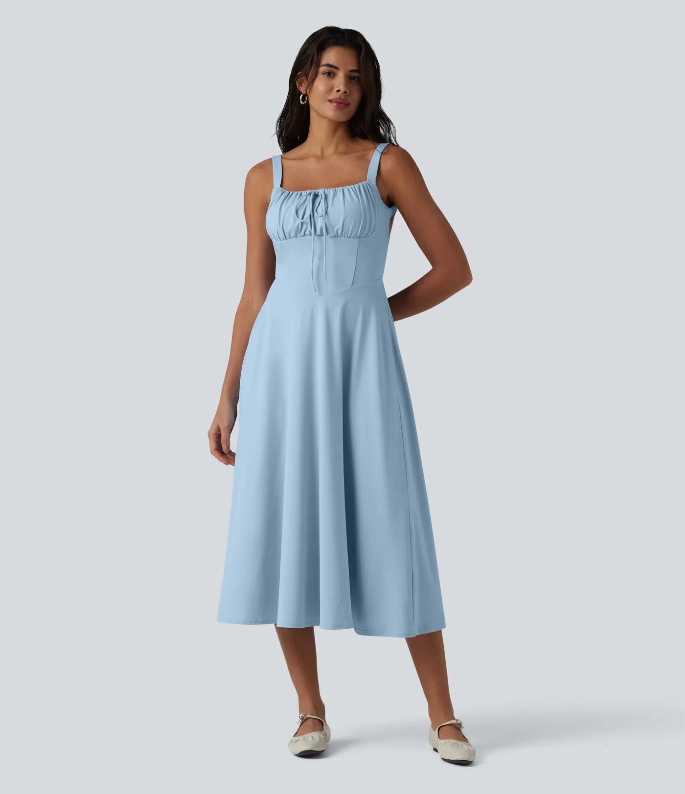 Vestido midi sin mangas, fruncido, con escote cuadrado, sostén integrado y diseño de espalda cruzada
